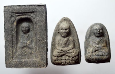 หลวงปู่ทวด อาจารย์ทิม พิมพ์ย้อนยุค รุ่น 100 ปี อาจารย์ทิม ปี 2555 พิธีบวงสรวงสถูปเจดีย์ วัดช้างไห้ และพุทธาภิเษก ศาลหลักเมือง ปัตตานี เนื้อว่านดินกากยายักษ์ 3 พิมพ์ หลังฝังหน้ากากนวะ อาจารย์ทิม