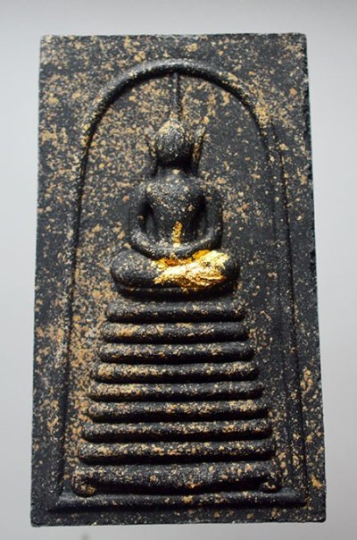 พระสมเด็จพุทธานุภาพ ญสส. 100 ปี พิมพ์พระสมเด็จ 9 ชั้น เนื้อดำใบลาน หลังฝังเม็ดกระดุมยันต์นะ วัดบวรนิเวศวิหาร ปี2556 พร้อมกล่องสแตนเลส