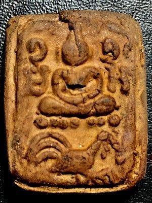 พระพุทธเนื้อดิน ทรงไก่หางสามเส้น