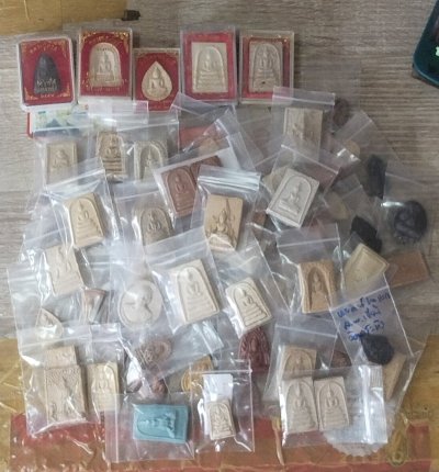 พระเนื้อผง รวมๆ 100 ซอง ไม่ทราบที่