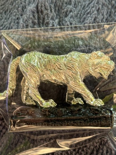 " หลวิชัยจ้าวพยัคฆ์ อุสุภราชคาวี " เสือมหาอำนาจ เนื้อโลหะ ตัวชุบเงิน พระอาจารย์ประสูติ ปิยธัมโม วัดในเตา จังหวัดตรัง หมายเลข 305 พร้อมกล่องเดิม