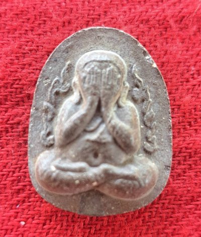 พระปิดตาเล็ก หลวงปู่โต๊ะ วัดประดุ่ฉิมพลี ฝังตะกรุด ๑ ดอก ลายกนกข้าง