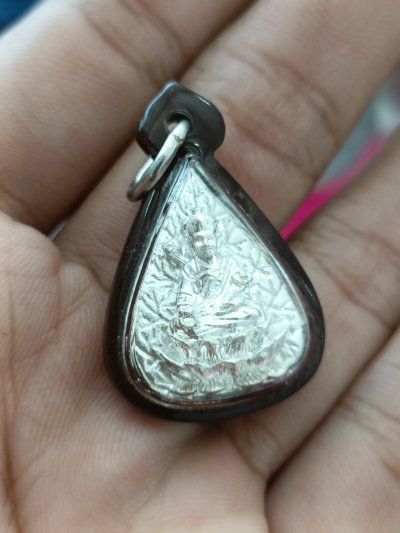 มาาาตรับบ  เหรียญไต้ฮงกงหรือหรือเหรียญอยู่เย็นเป็นสุข หลวงพ่อคูณปลุกเสก เนื้อเงิน ปี 2536