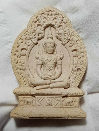 139.............สมเด็จองค์ปฐมบรมจักพรรดิ์ ผสมมวลสารพระทันตธาตุ พิธีพุทธาภิเษกพุทธชยันตี 2600 ปี ณ ท้องสนามหลวง ปี 2555