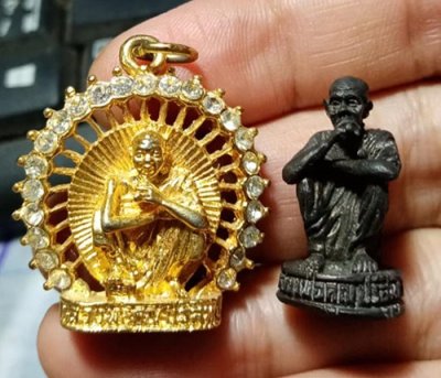 229.............เหรียญหลวงพ่อคูณ รุ่นคูณทรัพย์แสนล้าน พลอยล้อมองค์ ปี 2536   + รูปเหมือน รุ่นรับเสด็จ  ปี 2536  พร้อมกล่องเดิม