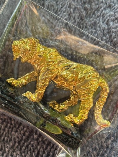 " หลวิชัยจ้าวพยัคฆ์ อุสุภราชคาวี " เสือมหาอำนาจ เนื้อโลหะ ตัวชุบทอง พระอาจารย์ประสูติ ปิยธัมโม วัดในเตา จังหวัดตรัง หมายเลข 82 พร้อมกล่องเดิม