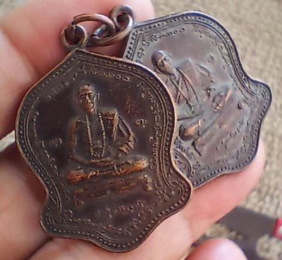 ++ 2 ชิ้น หรียญครูบาอินถา หลังพระเจ้าอินทวิชยานน วัดสันคอกช้าง )  จ.เชียงใหม่++1