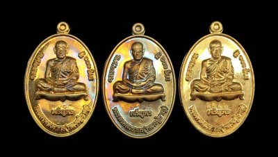 ### 3 องค์ ### เหรียญเจริญพร 100 ปี หลวงพ่อชาญ วัดบางบ่อ สมุทรปราการ ปี 2557 ตอกโค้ด ไม่มีกล่อง