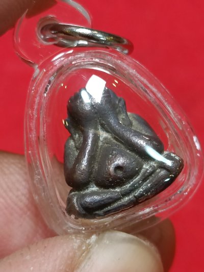 พระปิดตาปุ้มปุ้ย ญาณวิทยาคมคูณลาภ หลวงพ่อคูณ ปริสุทโธ วัดบ้านไร่ จ.นครราชสีมา ปี 2536 เนื้อนวะโลหะ