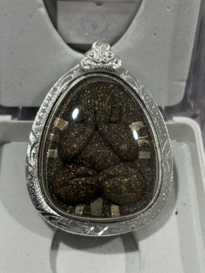 หลวงพ่อคูณ วัดบ้านไร่ ปิดตานวะมหามงคล แซยิด 76 ปี เนื้อผงใบลาน ตะกรุดเงิน 9 ดอก โรยผงตะไบพระกริ่ง ปี 2542 พร้อมเลี่ยมและกล่องเดิม