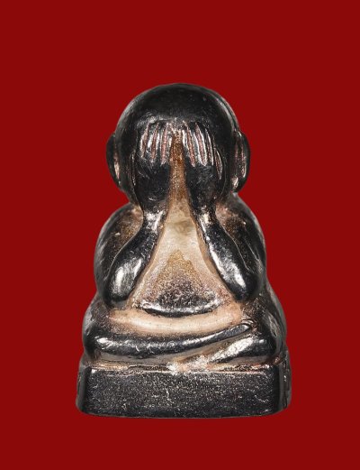 พระปิดตาพรปีใหม่ ตุ๊กตาเล็ก หลวงพ่อคูณ วัดบ้านไร่ ปี 2537 เนื้อเงิน รุ่นพรปีใหม่ น้ำหนักเงิน 5.7 กรัม