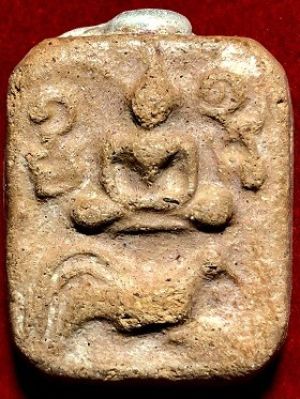 พระพุทธทรงไก่ เนื้อดิน