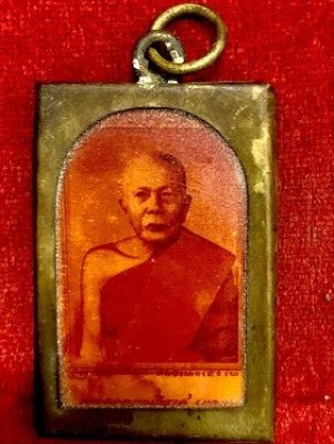 รูปถ่ายหลวงพ่อแดงหลังยันต์มหาลาภ วัดเขาบันไดอิฐ จ.เพชรบุรี  ขนาด 1x1.5 นิ้ว  เลี่ยมกรอบโลหะ