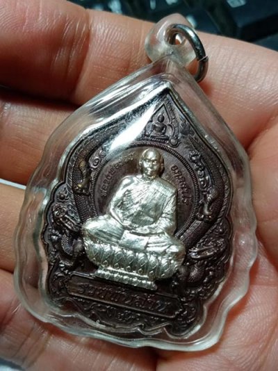 199....วัดใจ......เหรียญรวยพันล้าน 2 หลวงพ่อรวย วัดมาบตาพุด ระยอง ปี 2566 (( เนื้อสัตตะ หน้ากากเงิน สวยๆ เดิม กล่องเดิม... . เลข 127 ++ เลี่ยมกันน้ำพร้อมใช้