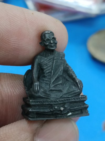 รูปหล่อเนื้อทองแดง รุ่น วิเศษถวายไฟฟ้า หลวงปู่แหวน สุจิณฺโณ วัดดอยแม่ปั๋ง อ.พร้าว จ.เชียงใหม่ ปี พศ.2524