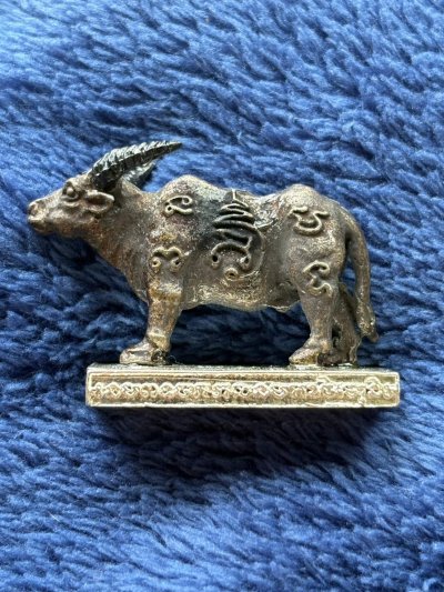 "หลวิชัยเจ้าพยัคฆ์ อุสุภราชคาวี" วัวธนูจอมอาถรรพ์ พระอาจารย์ประสูติ ปิยธัมโม วัดในเตา จังหวัดตรัง  เนื้อโลหะ ฐานชุบเงิน หมายเลข  139 พร้อมกล่องเดิม