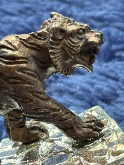 " หลวิชัยจ้าวพยัคฆ์ อุสุภราชคาวี " เสือมหาอำนาจ เนื้อโลหะ ฐานชุบเงิน พระอาจารย์ประสูติ ปิยธัมโม วัดในเตา จังหวัดตรัง หมายเลข 500 พร้อมกล่องเดิม