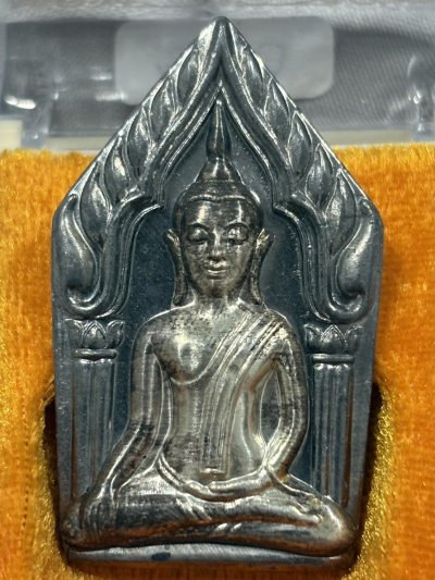 พระขุนแผน-กุมารสมบัติ หลวงพ่อพูล วัดไผ่ล้อม จ.นครปฐม เนื้อตะกั่วหน้ากากเงิน หลังชุบทอง ปี 2548  พร้อมกล่องเดิม