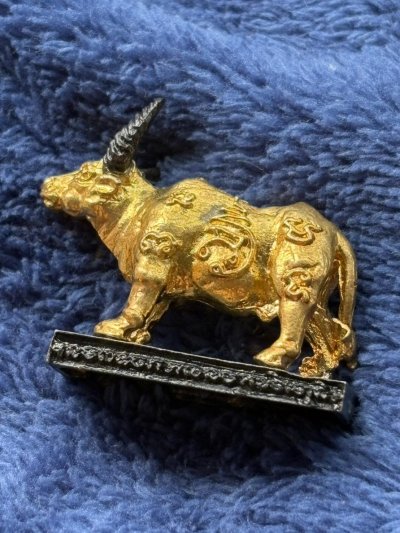 "หลวิชัยเจ้าพยัคฆ์ อุสุภราชคาวี" วัวธนูจอมอาถรรพ์ พระอาจารย์ประสูติ ปิยธัมโม วัดในเตา จังหวัดตรัง เนื้อโลหะชุบทอง  หมายเลข 94 พร้อมกล่องเดิม