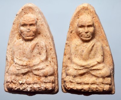 หลวงปู่ทวด เตารีด พิมพ์ใหญ่ เนื้อว่านแดง โรยผงสุวรรณมงคล ฝังข้าวสารหิน รุ่น ปาฏิหารย์ 49 วัดห้วยมงคล จ.ประจวบคีรีขันธ์ รับ 2 องค์ ใส่กล่องแทน (ทำใหม่)