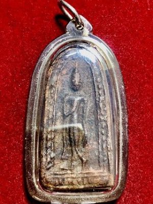 พระลีลาเนื้อดินพิมพ์ใหญ่  เลี่ยมพลาสติก  ไม่ทราบที่