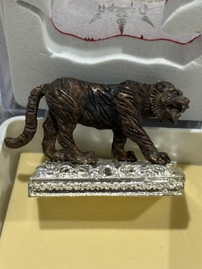 " หลวิชัยจ้าวพยัคฆ์ อุสุภราชคาวี " เสือมหาอำนาจ เนื้อโลหะ ฐานชุบเงิน พระอาจารย์ประสูติ ปิยธัมโม วัดในเตา จังหวัดตรัง หมายเลข 474 พร้อมกล่องเดิม