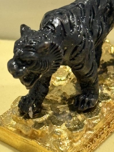 " หลวิชัยจ้าวพยัคฆ์ อุสุภราชคาวี " เสือมหาอำนาจ เนื้อโลหะ ฐานชุบทอง พระอาจารย์ประสูติ ปิยธัมโม วัดในเตา จังหวัดตรัง หมายเลข 228 พร้อมกล่องเดิม