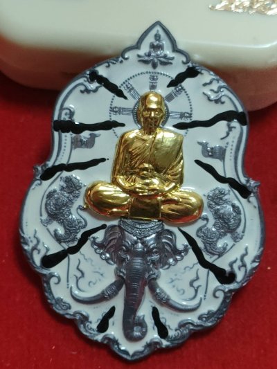 เหรียญพยัคฆ์มหาเศรษฐี หลวงพ่อพัฒน์ วัดห้วยด้วน ปี63 เนื้อดีบุก ลงยาลายเสือขาวดำ หน้ากากทองทิพย์ เลข52 มีกล่อง