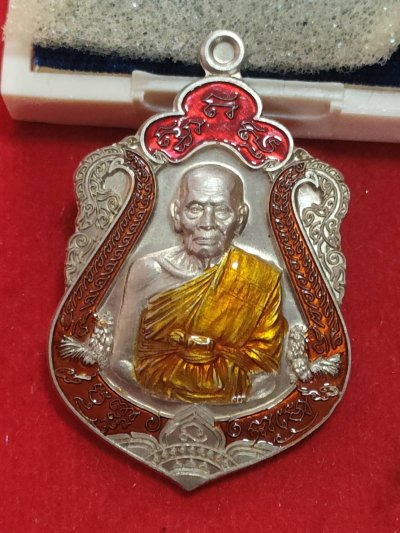 เหรียญเสมารวยทางเดียวมหาฤทธา หลวงพ่อพัฒน์ วัดห้วยด้วน ปี63 เนื้ออัลปาก้า ลงยาขอบแดง ลงยาจีวร เลข96 มีกล่อง