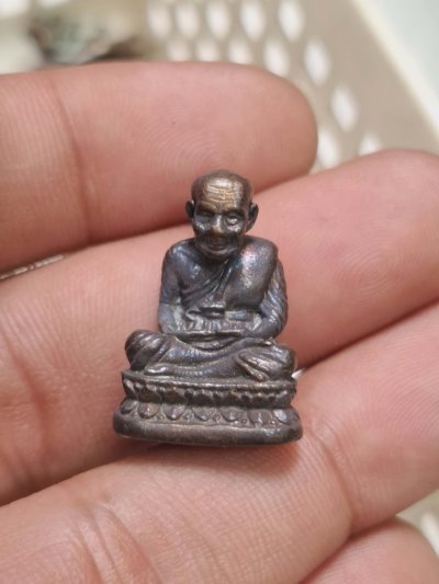 พระหลวงปู่ทวดรุ่นสร้างบ้านให้พ่อปี 49