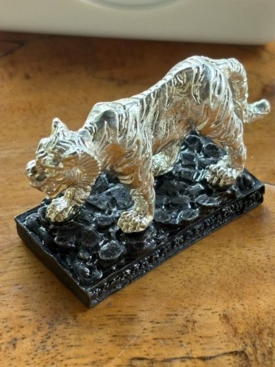 " หลวิชัยจ้าวพยัคฆ์ อุสุภราชคาวี " เสือมหาอำนาจ เนื้อโลหะขุบเงิน  พระอาจารย์ประสูติ ปิยธัมโม วัดในเตา จังหวัดตรัง หมายเลข 30 พร้อมกล่องเดิม