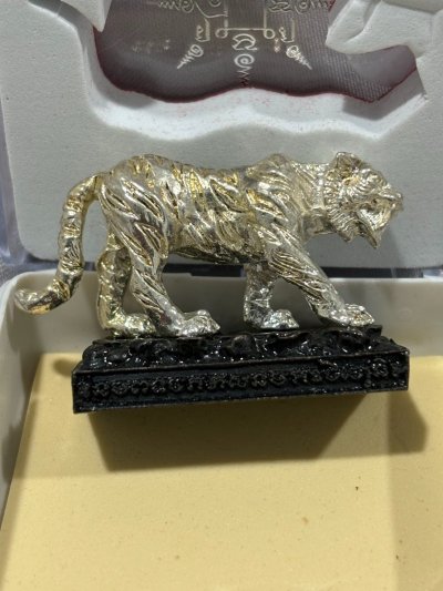 " หลวิชัยจ้าวพยัคฆ์ อุสุภราชคาวี " เสือมหาอำนาจ เนื้อโลหะชุบเงิน พระอาจารย์ประสูติ ปิยธัมโม วัดในเตา จังหวัดตรัง หมายเลข 38 พร้อมกล่องเดิม