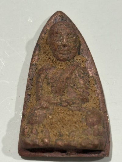 หลวงปู่ทวดหลังเตารีด พิมพ์ใหญ่ เทดินไทย (รุ่นแรก+เนื้อนวะโลหะ) หลวงพ่อรวย วัดตะโก รุ่นรวยนิรันตราย ปี 56 ติดดินไทย พร้อมกล่องครับ โค้ด ท. มอบให้ทหาร หมายเลข  7233 พร้อมกล่องเดิม