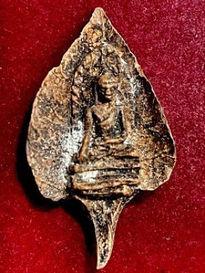 พระรอดในใบโพธิ์ เนื้อดิน จ.ลำพูน