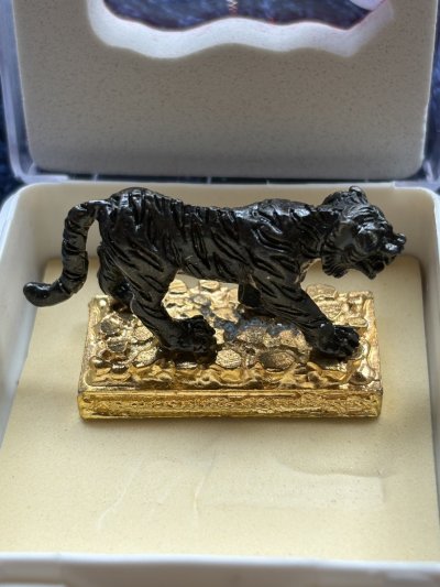 " หลวิชัยจ้าวพยัคฆ์ อุสุภราชคาวี " เสือมหาอำนาจ เนื้อโลหะ ฐานชุบทอง พระอาจารย์ประสูติ ปิยธัมโม วัดในเตา จังหวัดตรัง หมายเลข 203 พร้อมกล่องเดิม