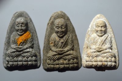 3 องค์ พระผงหลวงปู่ทวด หลวงพ่อทอง สุทธสีโล วัดบ้านไร่ รุ่น สร้างบารมี ปี 2560 เนื้อว่านขาว ว่านดำ (มีพลอยเสก)และเนื้อดำ ติดจีวร  ตอกโค๊ด