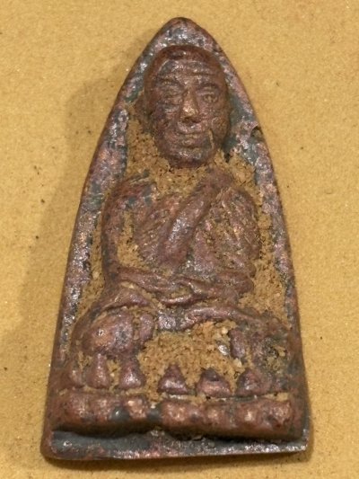 หลวงปู่ทวดหลังเตารีด พิมพ์ใหญ่ เทดินไทย รุ่นแรก เนื้อนวะโลหะ หลวงพ่อรวย วัดตะโก รุ่นรวยนิรันตราย ปี 56 หมายเลข 1800 พร้อมกล่องเดิม