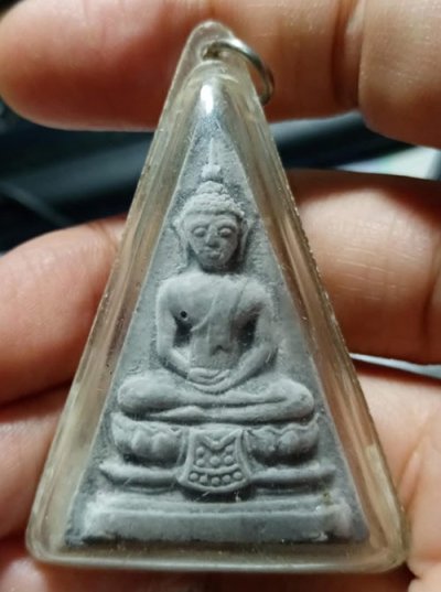 179........วัดใจ...  พระผงวัดสามปลื้ม หลังสิงห์ เนื้อใบลาน  จอมพลประภาส สร้างแจกทหาร ปี 2515  ( หลวงปู่โต๊ะปลุกเสก )  กรอบเดิมๆ  จากวัด
