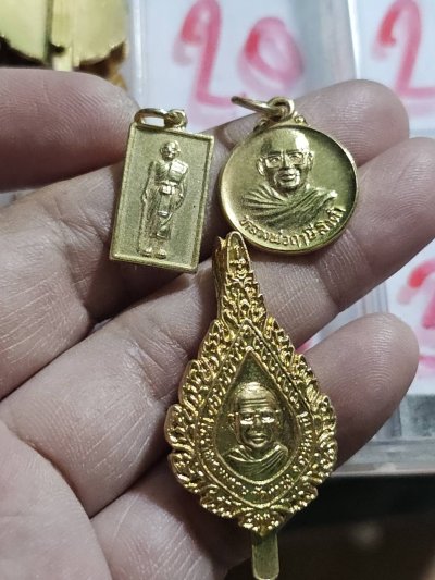 80 บาท หลวงปู่ฤาษีลิงดำ วัดท่าซุง   3 เหรียญ