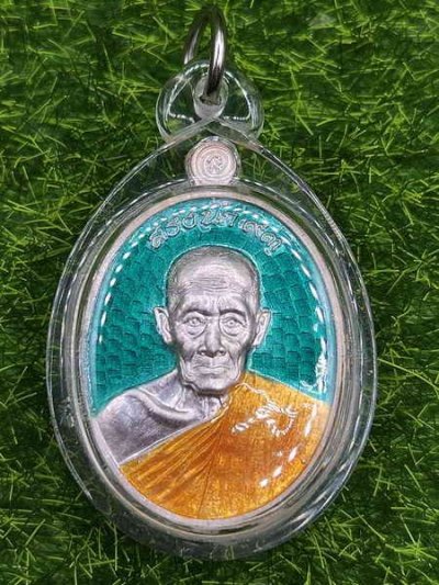 เหรียญหลวงพ่อรวย รุ่นสรงน้ำ รวย รวย รวย วัดตะโก จ.พระนครศรีอยุธยา ปี 57 เนื้อเงิน ลงยาสีเขียว หมายเลข 140 พร้อมกล่องและลี่ยมพลาสติกกันน้ำอย่างดี  b1709