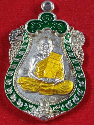 เหรียญเสมา 8 รอบสร้างกุฏิ หลวงปู่วัน วัดโนนไทยเจริญ จ.ศรีสะเกษ เนื้อชุบเงินลงยา 3 สีซุ้มเขียวขอบเขียวจีวรเหลือง เลข5 ปี2567 มีกล่อง