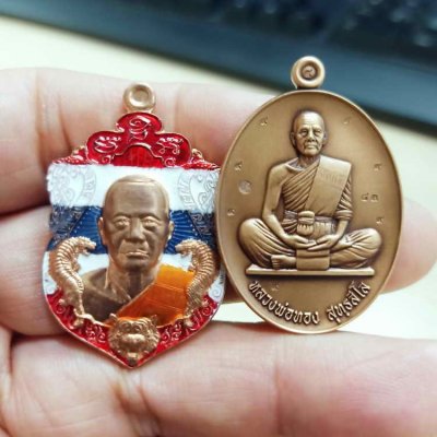 2-2291(2-180) วัดใจ 100 ยกคู่ หลวงพ่อทอง วัดบ้านไร่ จ.นครราชสีมา สร้างบารมี 2565 ทด.ซาตินา เลข 83+เศรษฐีรวยหมื่นล้าน 2564 ทด.ลงยาธงชาติ เลข 91 กล่องเดิม