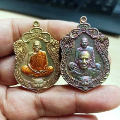 2-2292(2-183) วัดใจ 100 ยกคู่ หลวงพ่อทอง วัดบ้านไร่ จ.นครราชสีมา เสือ 3 พยัคฆ์บูชาครูคู่ปฐพี 2564 ช.รุ้ง เลข 241+เสือ 4 พยัคฆ์คูณทองสะท้านปฐพี 2565 ช.รุ้ง เลข 560 กล่องเดิม