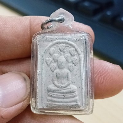 D2822 วัดใจ 50 เลี่ยมพร้อมใช้ พระสมเด็จปรกโพธิ์เล็ก หลังแม่ธรณีบีบมวยผม หลวงพ่อตัด (ปวโร) วัดชายนา จ.เพชรบุรี ปี 2551***ของดีสายแคล้วคลาด