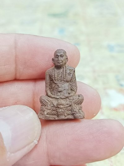 1-1529 วัดใจ 50 พระผงรูปเหมือน หลวงปู่พรหมมา เขมจาโร ครบรอบ 99 ปี รุ่นสร้างโบสถ์ วัดสวนหินผานางคอย จ.อุบลราชธานี ผงว่าน ชานหมาก ก้นตะกรุด 3 ดอก กล่องเดิม 