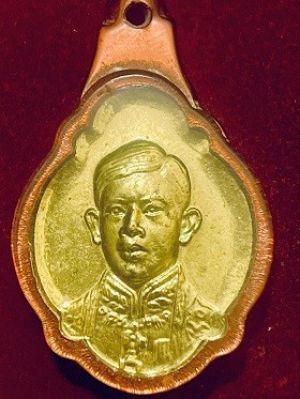 เหรียญพระบรมโอรสาธิราขฯ วางศิลาฤกษ์วิหารวัดหาดใหญ่ ๔ ส.ค. ๒๐ เลี่ยมพลาสติก