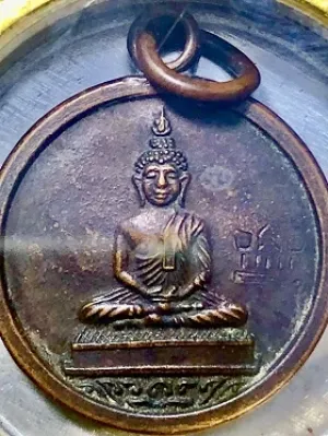 ที่ระลึก เหรียญกลมเล็กหลวงพ่อโสธร ในกรอบกระจกโลหะ หุ้มด้วยกรอบไไม้พับได้ ขนาด2x3นิ้ว หนา1นิ้ว