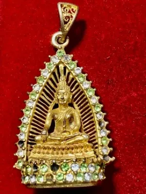 พระพุทธปางมารวิชัยในซุ้มกระเช้าประดับสวย ไม่ทราบที่
