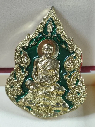 6 E6เหรียญ 111 ปี ชาตกาล หลวงพ่อพูล วัดไผ่ล้อม จ.นครปฐม เนื้อทองทิพย์ลงยาจีวร เลข 1084 ปี 2566 มีกล่อง