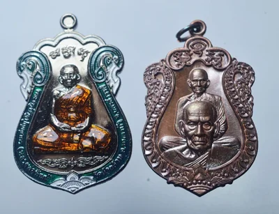 2 เหรียญ 2 รุ่น หลวงพ่อพัฒน์ วัดห้วยด้วน นครสวรรค์  เหรียญเสมาพุฒซ้อน 65 เนื้อทองแดงมันปู เลข 424 เหรียญเสมามหามงคล 168 รุ่น 2 เนื้อทองแดงรมดำ ลงยา เลข 7332
